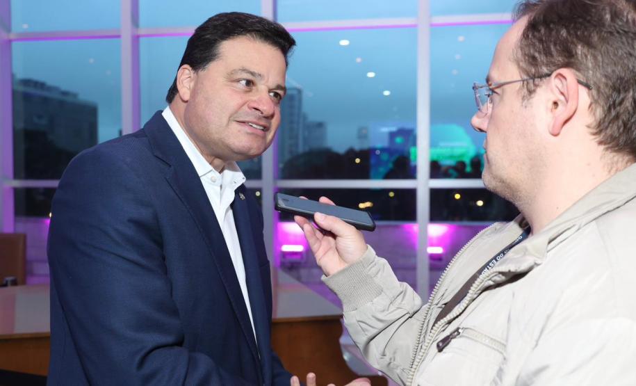 secretario de insfraestrutura e logística concedendo entrevista