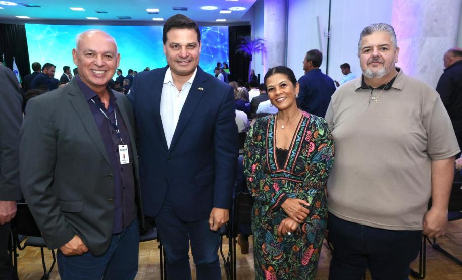 pessoas posando para foto