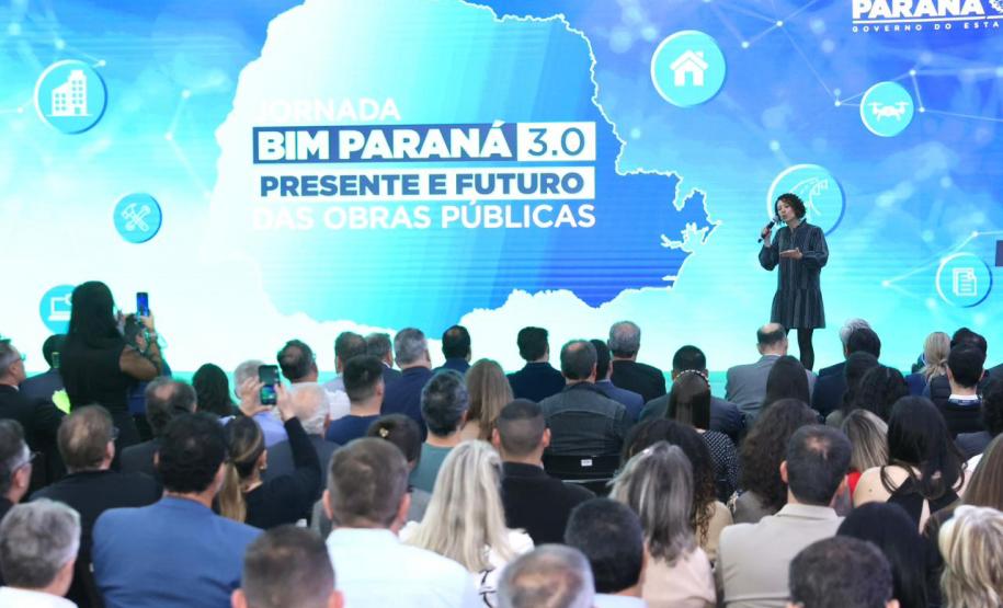 Lorreine Vaccari, coordenadora da Estratégia BIM Paraná falando no palco