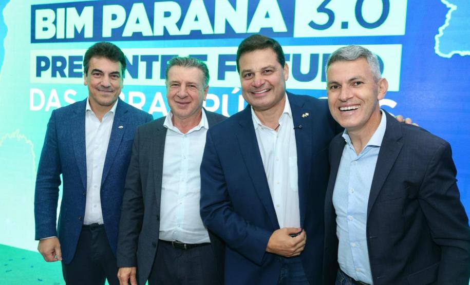 pessoas posando para fotos