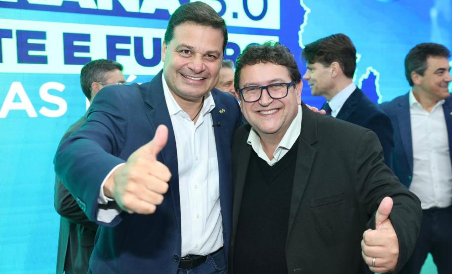 pessoas posando para fotos