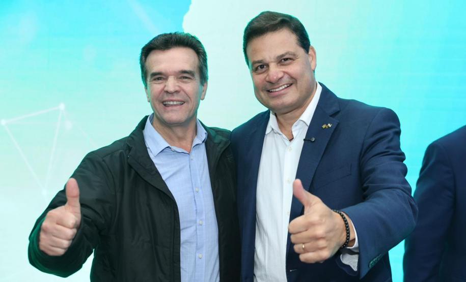 pessoas posando para fotos