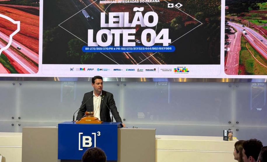 Pessoas comemorando o leilão do Lote 4 das concessões rodoviárias do Paraná