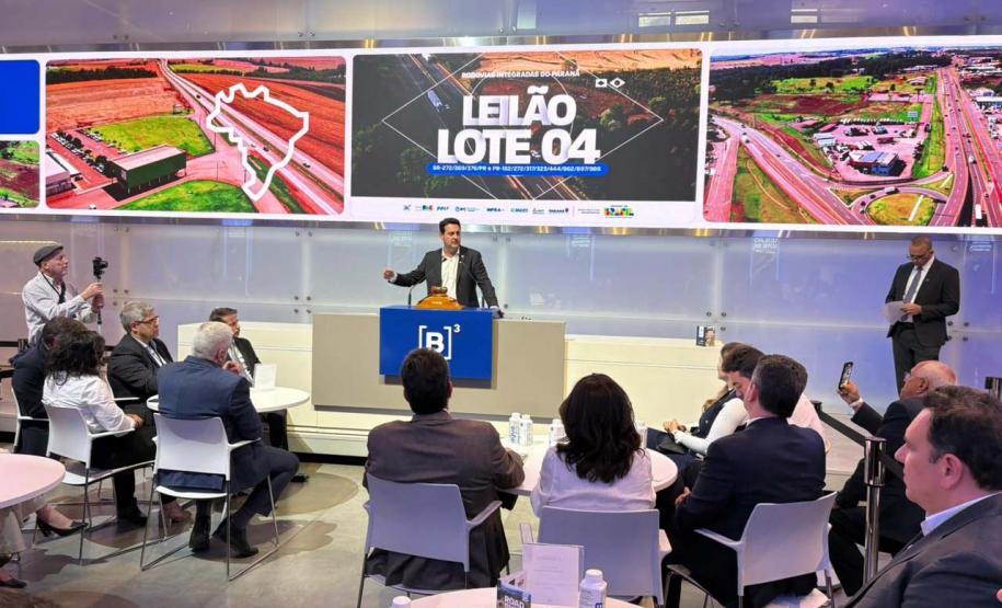 Pessoas comemorando o leilão do Lote 4 das concessões rodoviárias do Paraná
