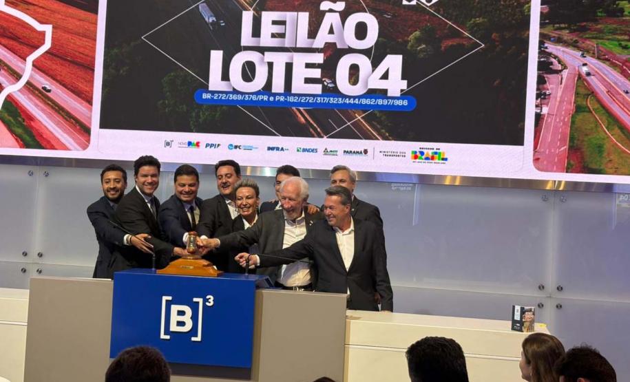 Pessoas comemorando o leilão do Lote 4 das concessões rodoviárias do Paraná