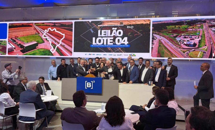 Pessoas comemorando o leilão do Lote 4 das concessões rodoviárias do Paraná