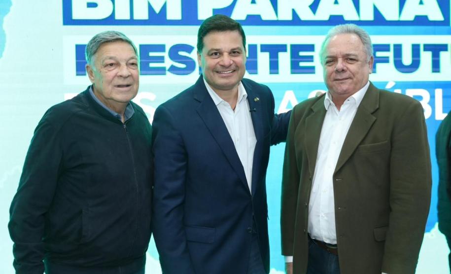 Pessoas posando para foto