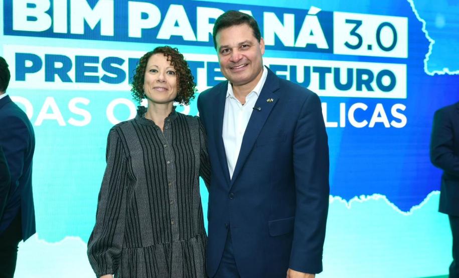 secretario de infraestrutura e logística e coordenadora da Estratégia BIM Paraná posando para fotos