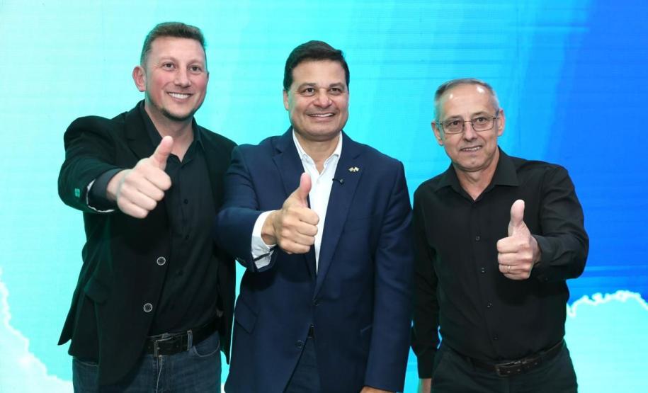 Pessoas posando para foto