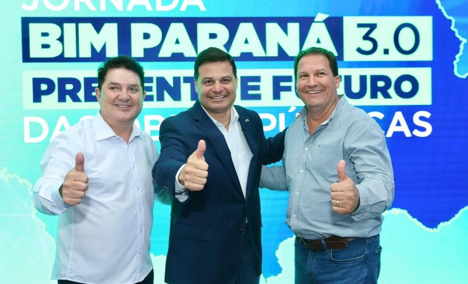 pessoas posando para fotos