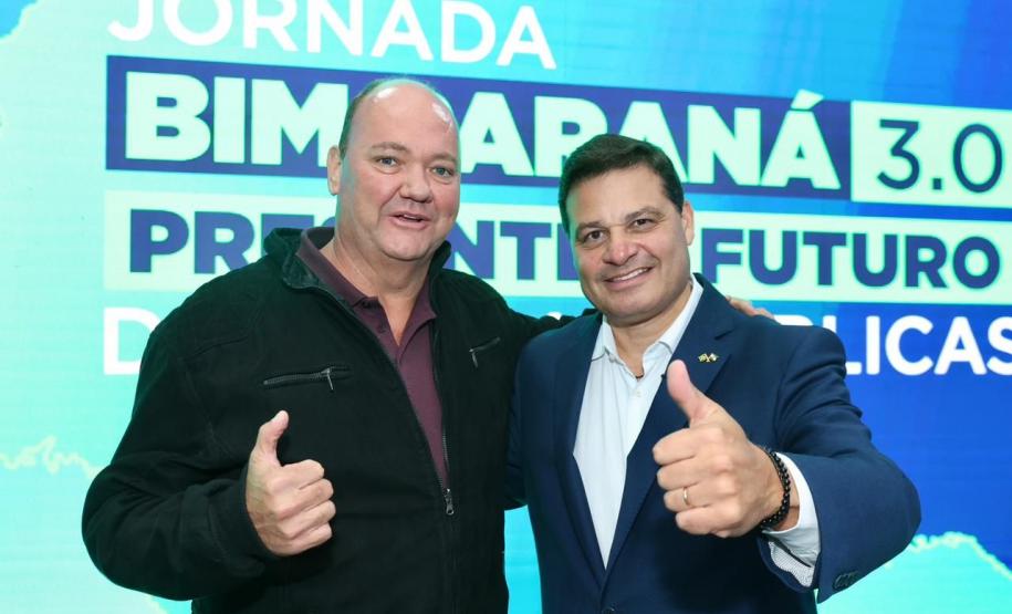 pessoas posando para fotos