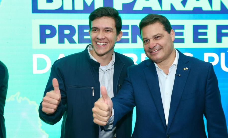 pessoas posando para fotos