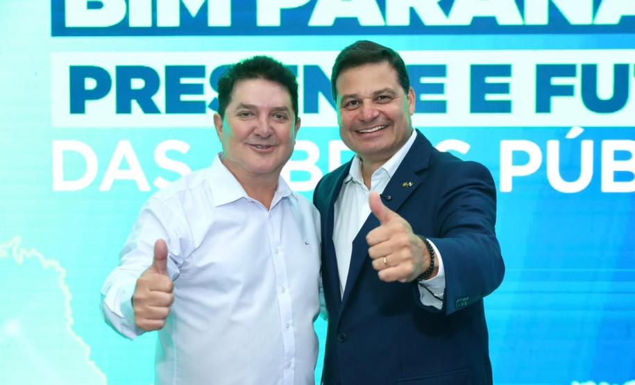 pessoas posando para fotos