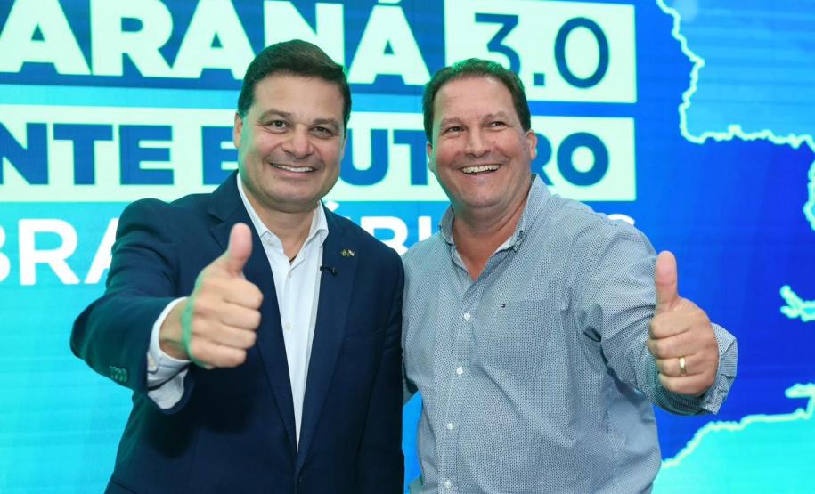 pessoas posando para fotos