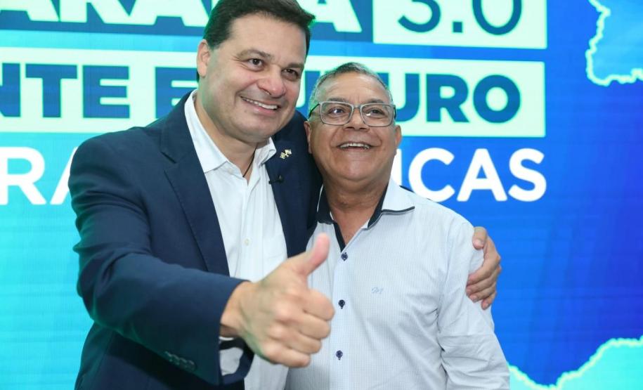 pessoas posando para fotos