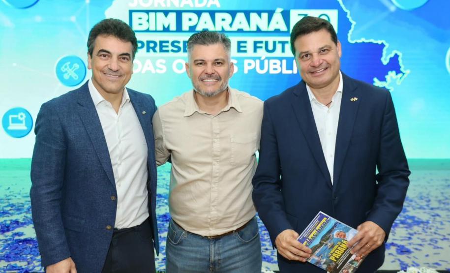 pessoas posando para fotos