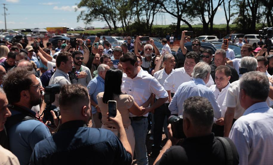 Governador conversando com pessoas