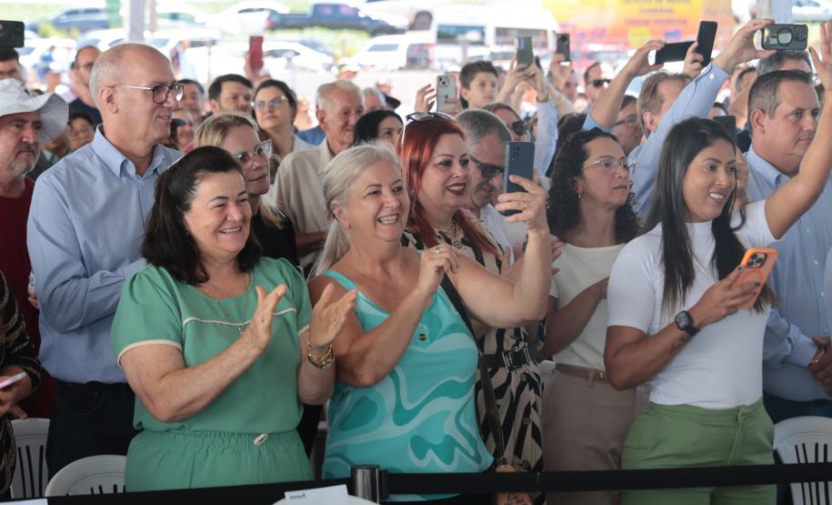 plateia da inauguração da pavimentação de rodovias de Nova Aurora, Tupãssi e Cafelândia