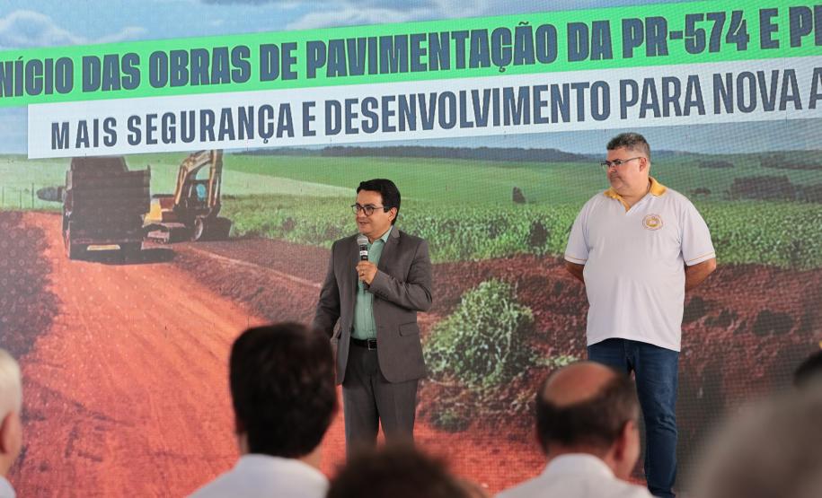 pessoas falando no palco