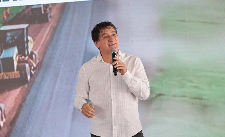 pessoas falando no palco