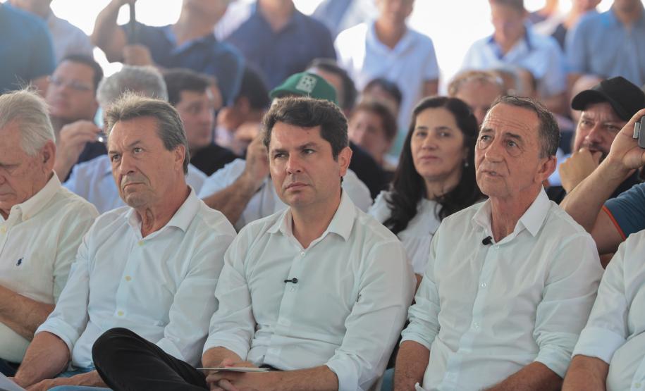 plateia da inauguração da pavimentação de rodovias de Nova Aurora, Tupãssi e Cafelândia