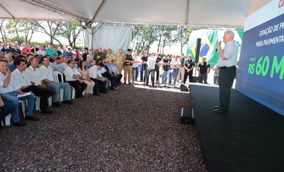 pessoas falando no palco