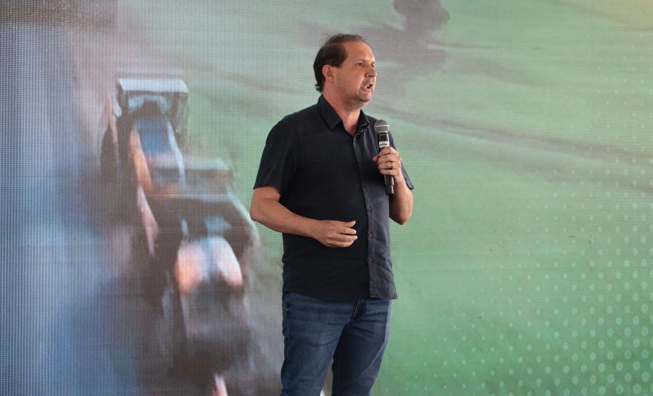 pessoas falando no palco