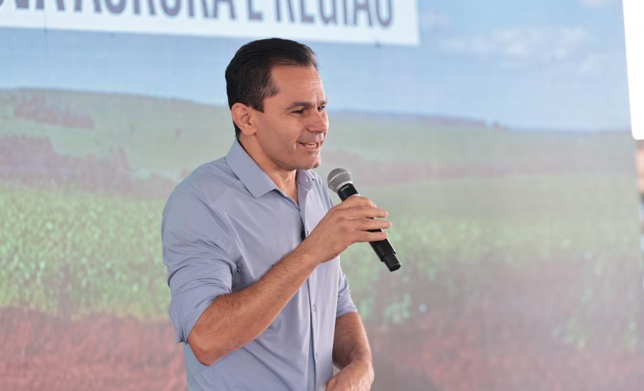 pessoas falando no palco