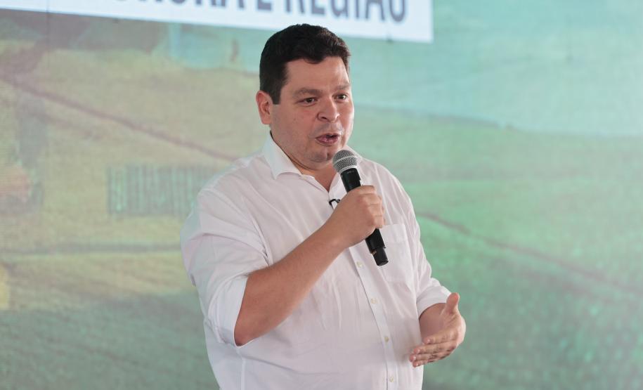 pessoas falando no palco