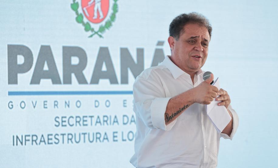 pessoas falando no palco