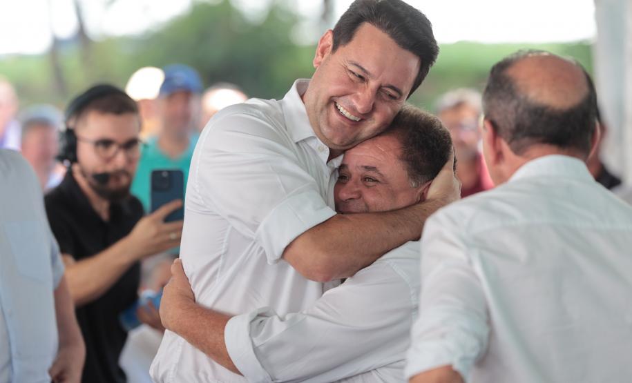 governador abraçando outra pessoa