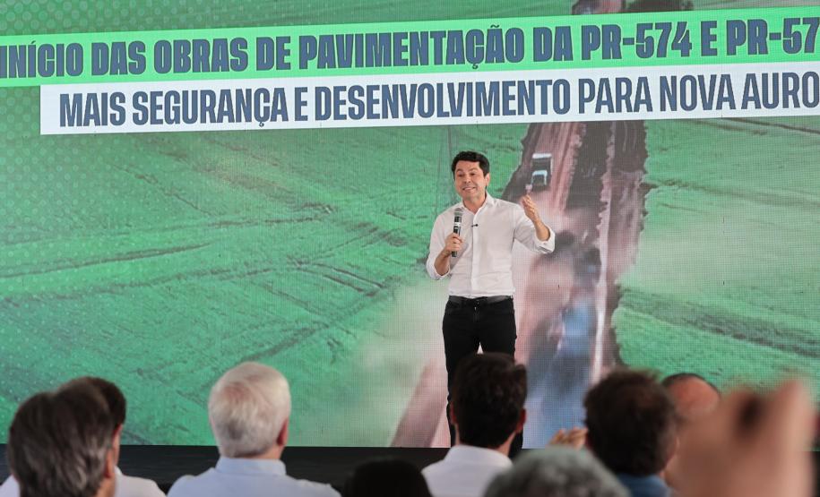 pessoas falando no palco