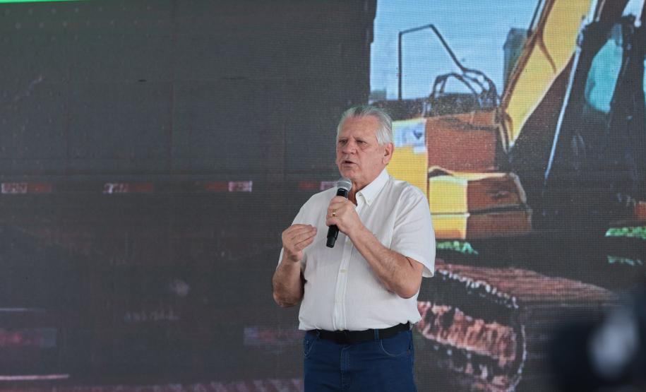 pessoas falando no palco