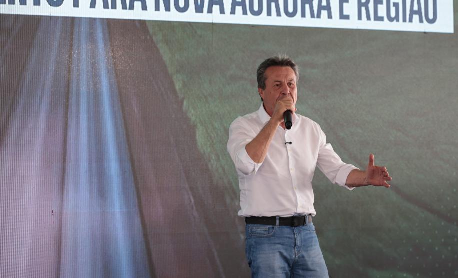 pessoas falando no palco