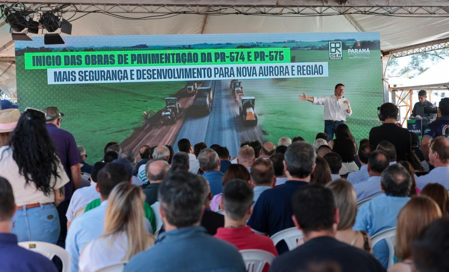 pessoas falando no palco
