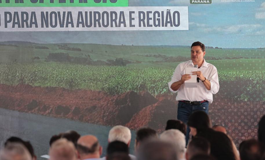 pessoas falando no palco