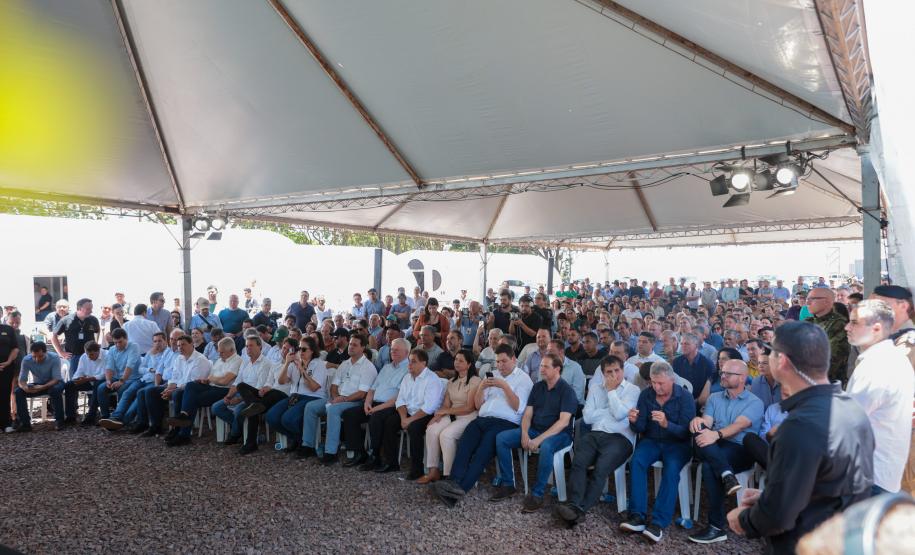 plateia da inauguração da pavimentação de rodovias de Nova Aurora, Tupãssi e Cafelândia