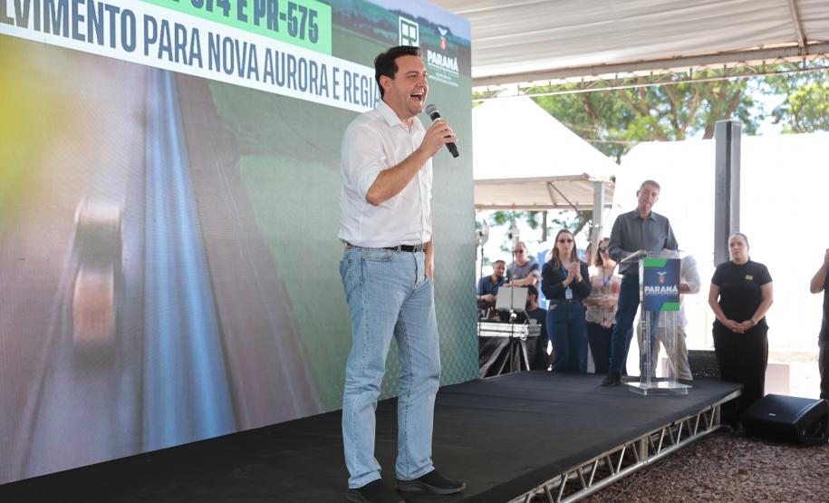 pessoa falando no palco