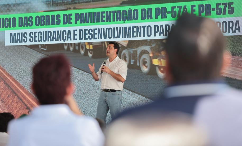 pessoa falando no palco