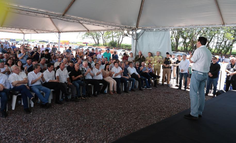 Governador, Ratinho Junior, falando no palco