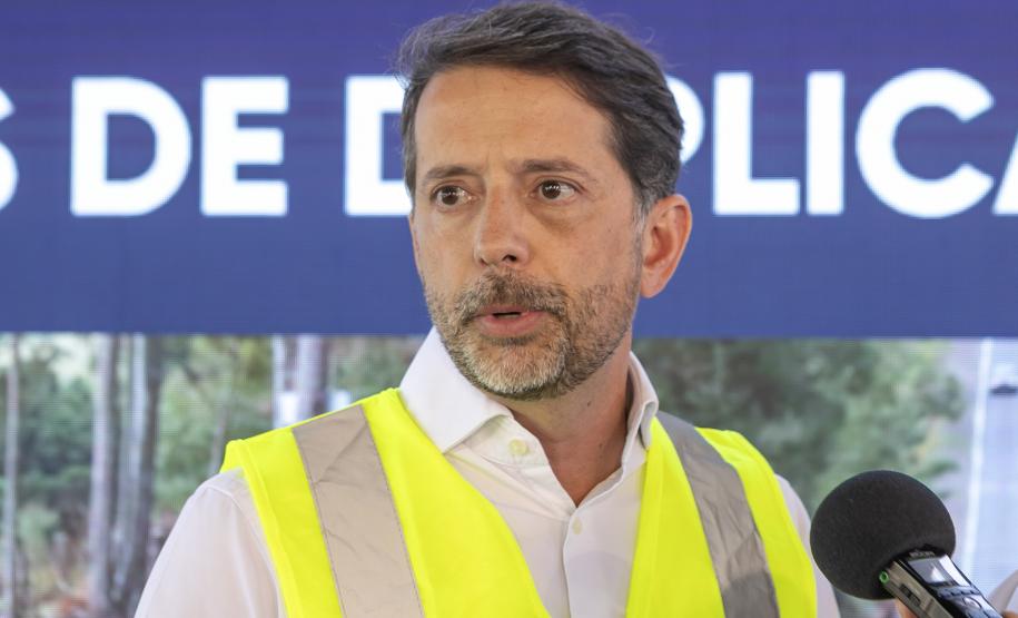 Pessoa no palco falando no microfone