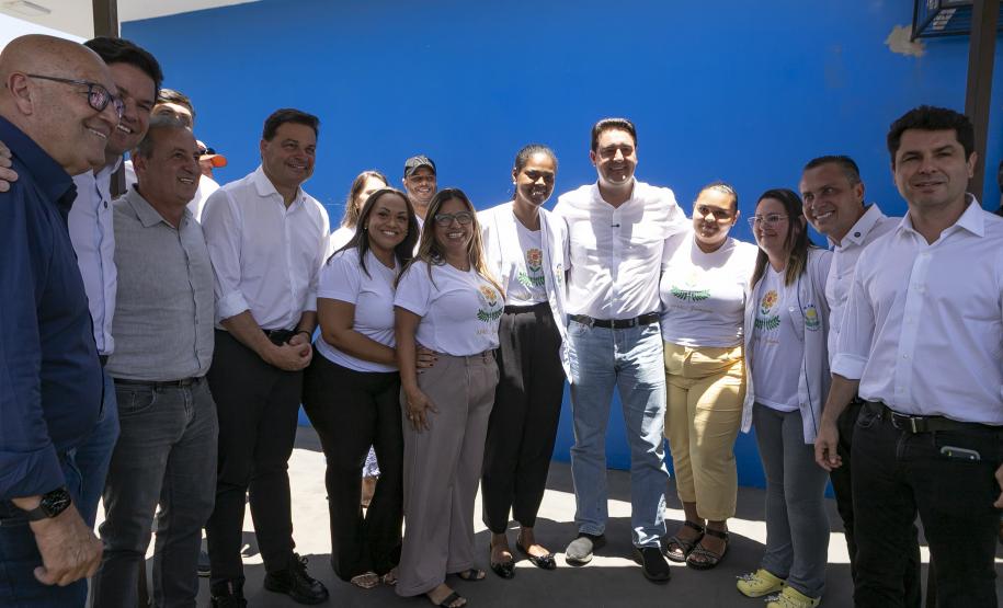 pessoas posando para fotos