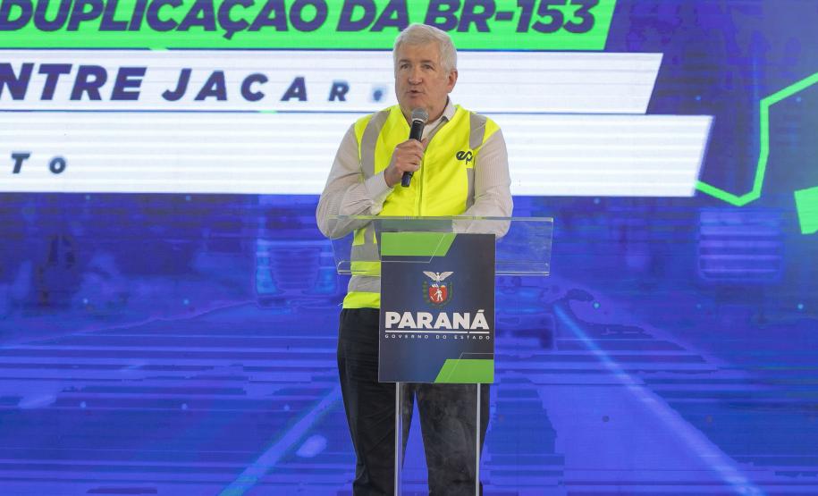 Pessoa no palco falando no microfone