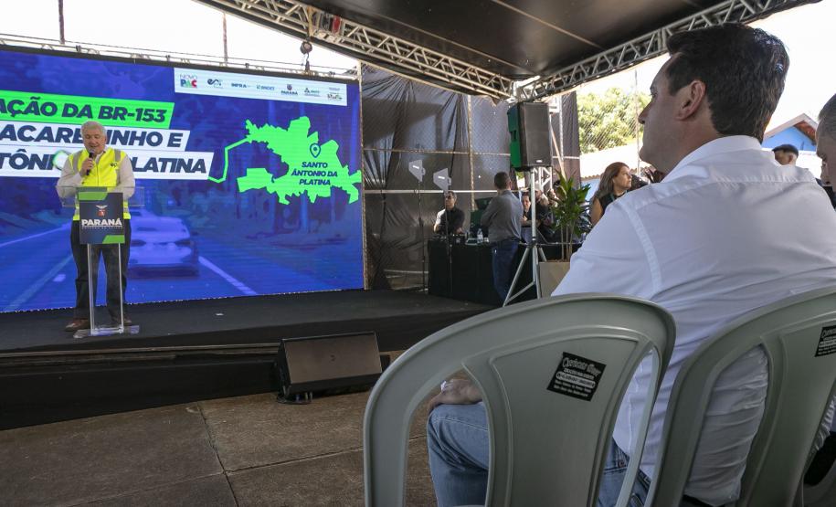 pessoa no palco falando no microfone