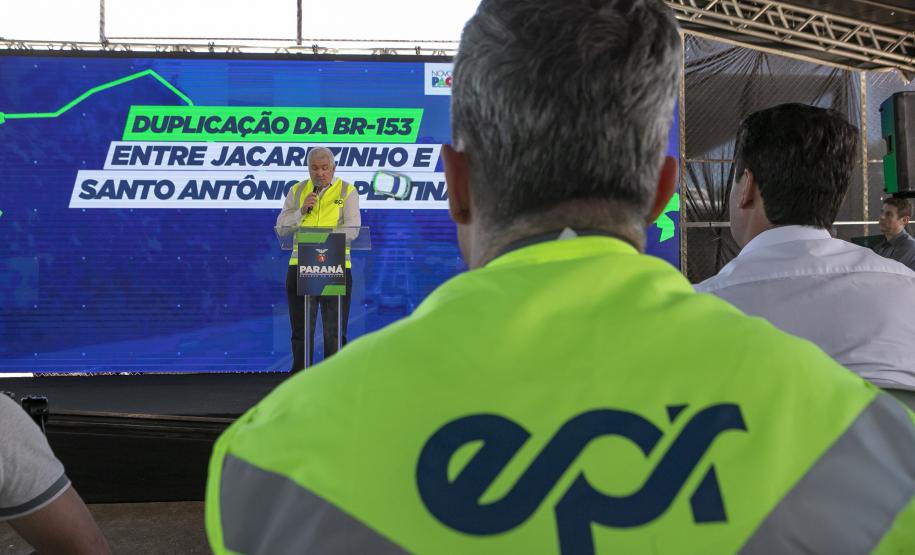 pessoa no palco falando no microfone