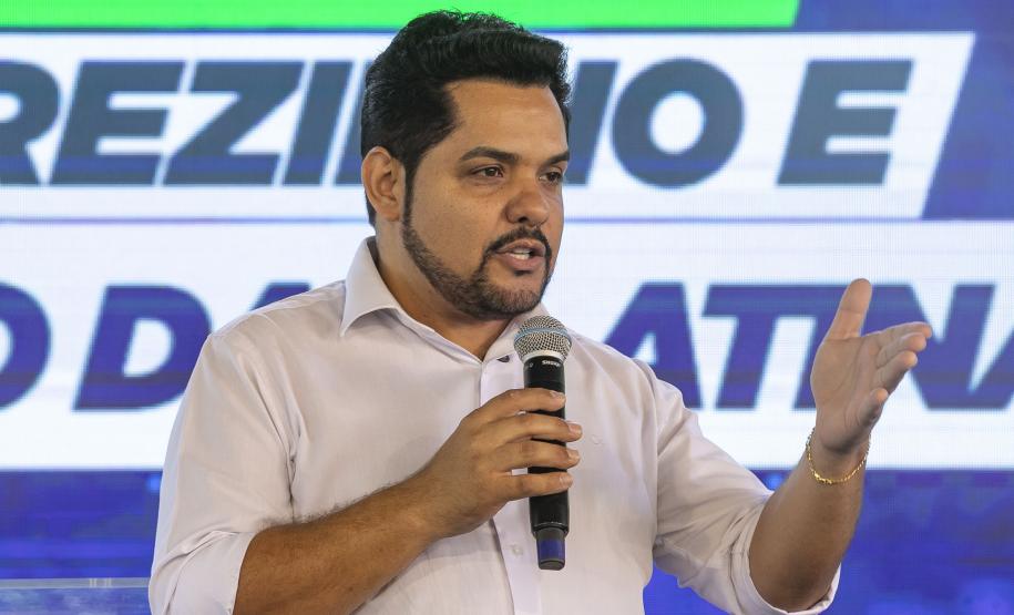 pessoa no palco falando no microfone