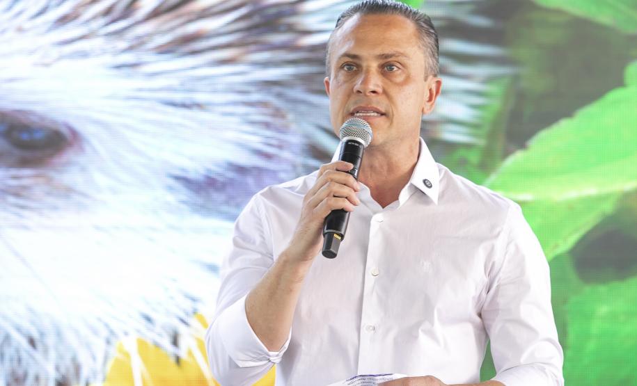 pessoa no palco falando no microfone