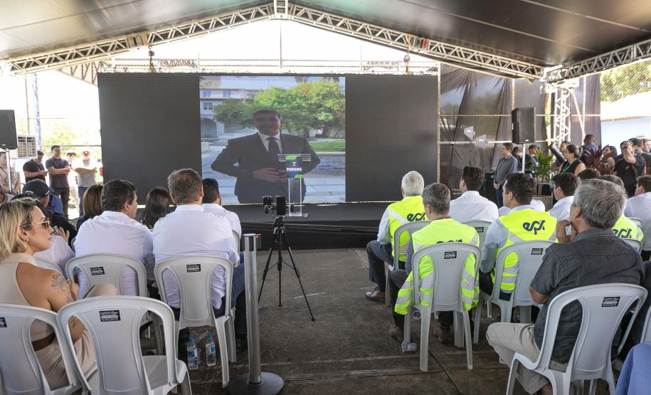 pessoas na plateia assistindo a vídeos