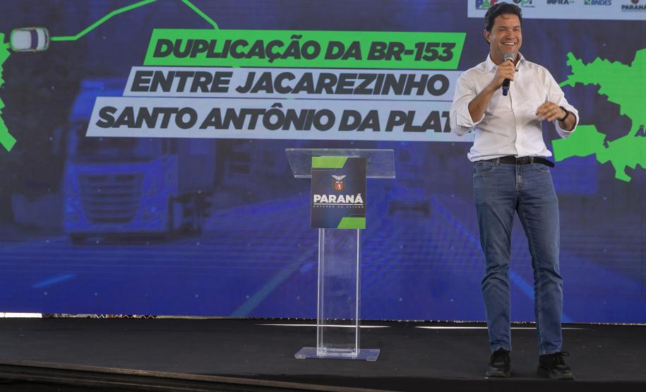 pessoa falando em cima do palco