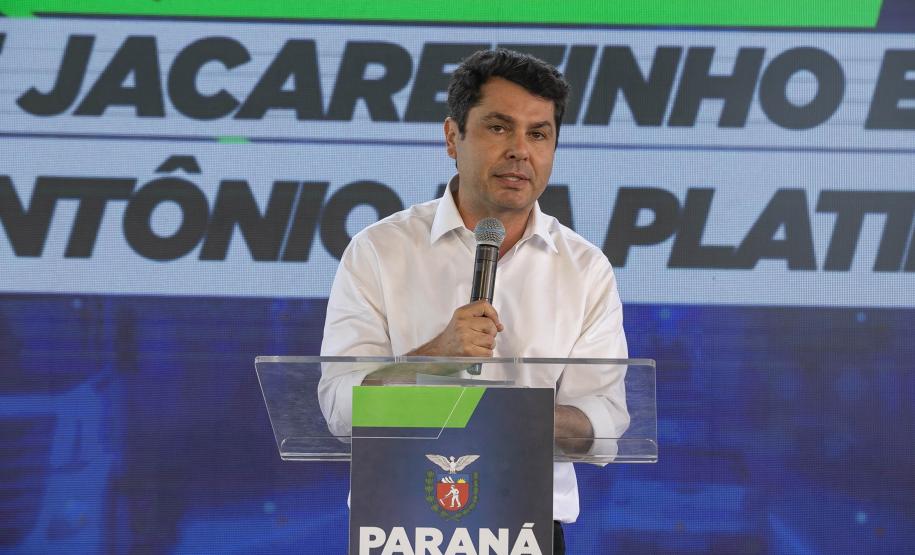 pessoa no palco falando no microfone